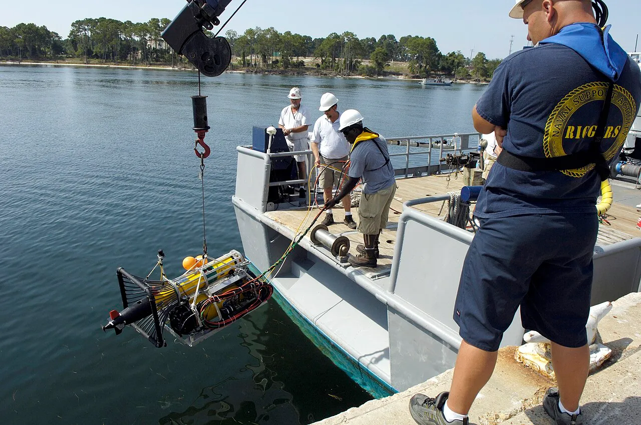AUV REMUS desplegado desde un buque