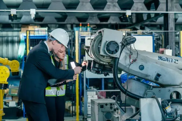 Ingenieros colaborando en tecnología robótica en una instalación industrial