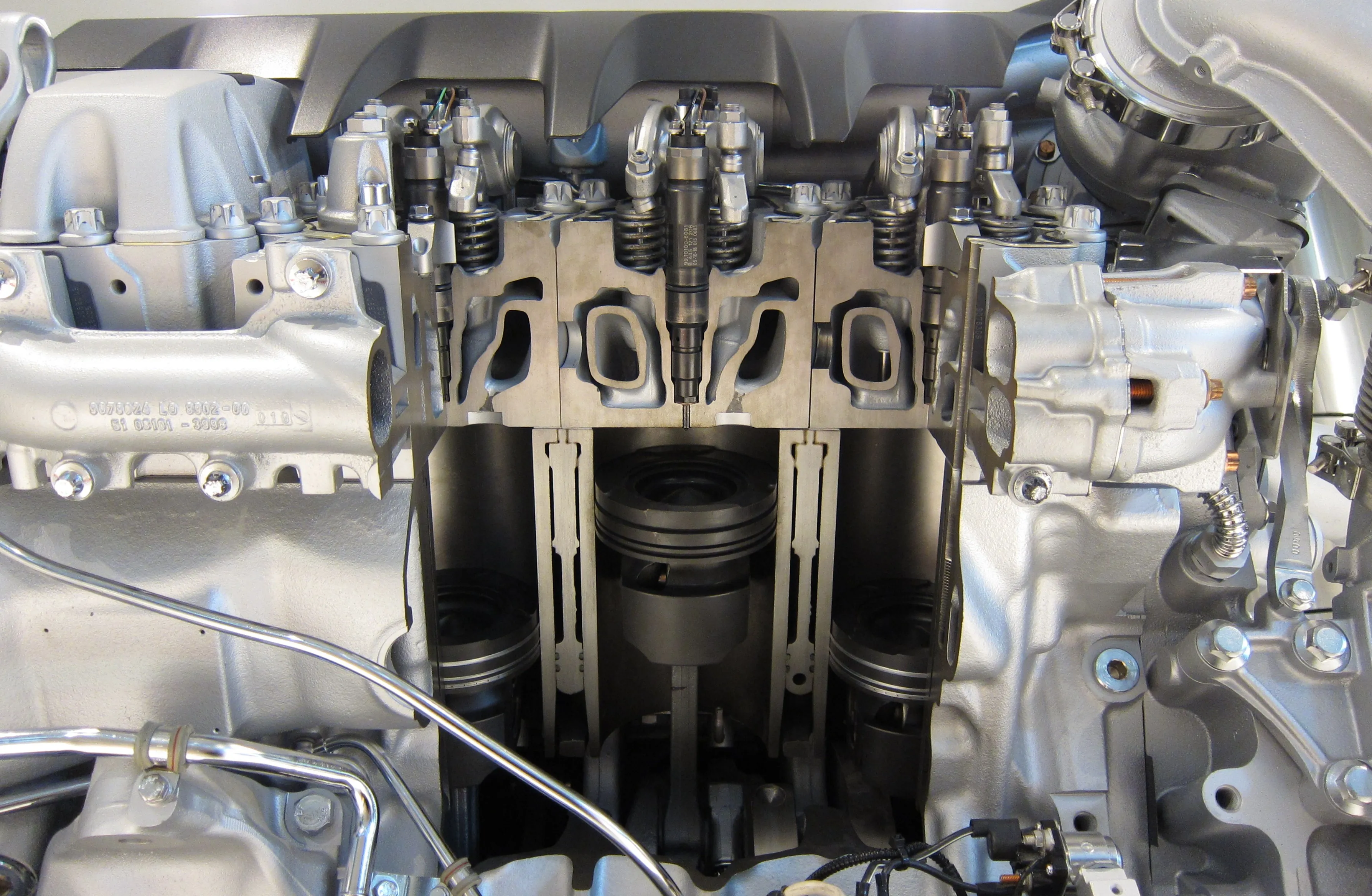 Motor diésel V8 de MAN seccionado